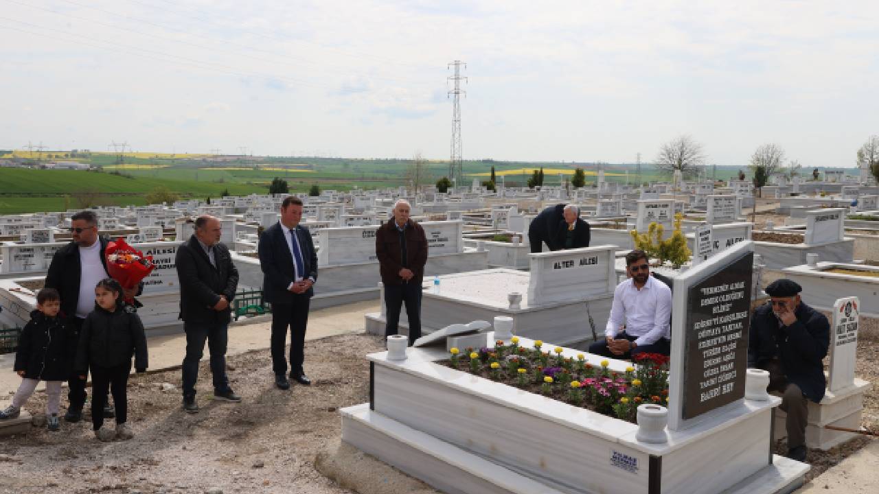 Edirne'nin turizm elçisi Bahri Dinar vefatının 2. yılında dualarla anıldı. Edirne Belediye yetkilileri ve sevenleri, Dinar'ın kabri başında vefa duruşunda bulundu.